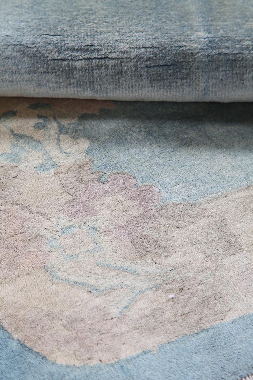 Antiek Chinees Art Deco tapijt met blauwe bloemmotieven en wollen pool