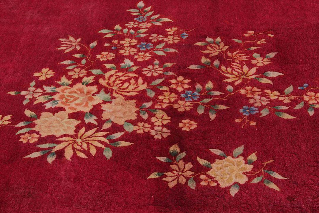 Antikt kinesisk Art Deco-tæppe med blomstermotiver på rød baggrund
