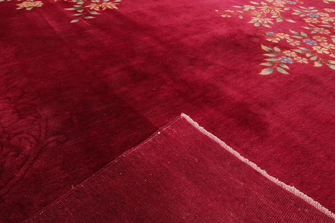 Antikt kinesisk Art Deco-tæppe med blomstermotiver på rød baggrund