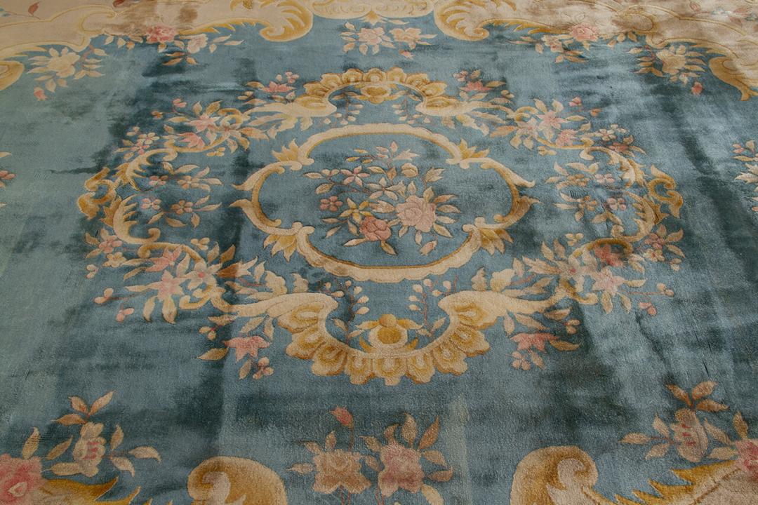 Antiek Chinees handgeknoopt kleed met bloemmotieven in blauwe en beige tinten