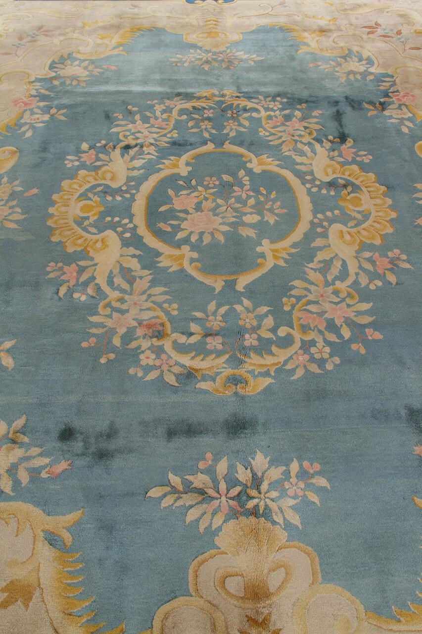 Antiek Chinees handgeknoopt kleed met bloemmotieven in blauwe en beige tinten