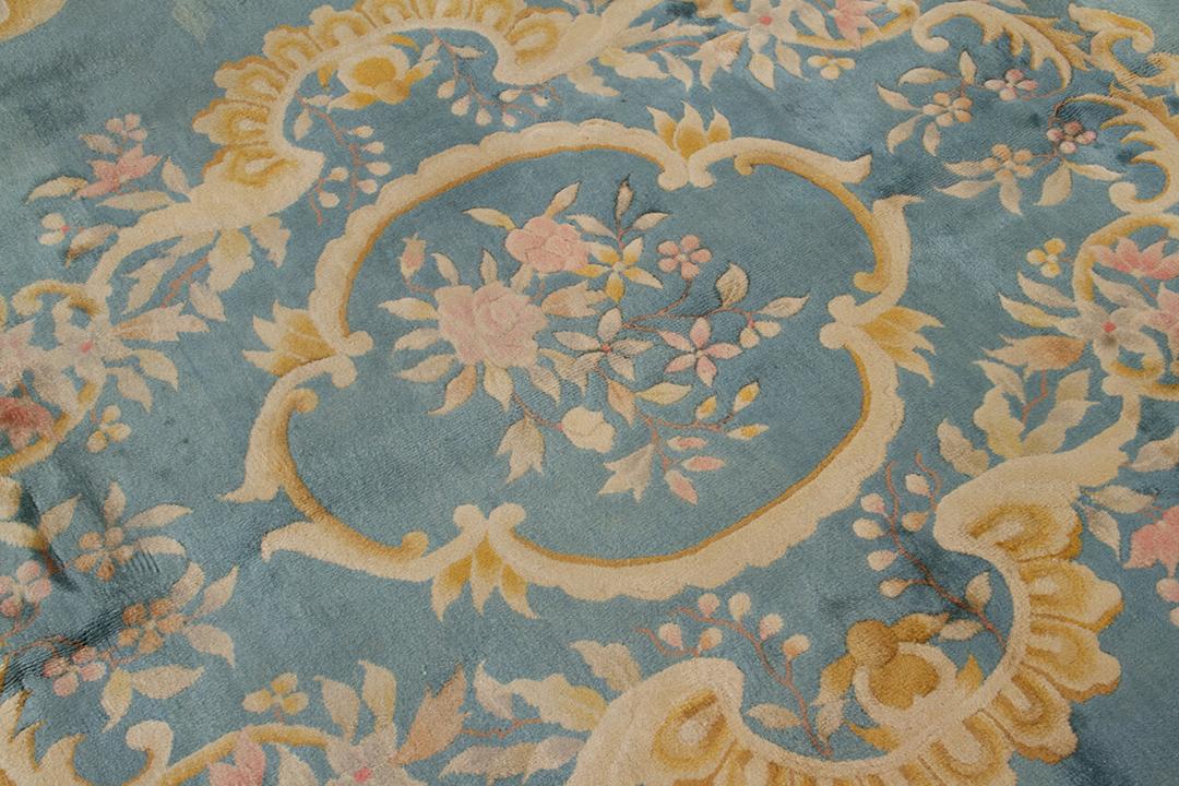 Antiek Chinees handgeknoopt kleed met bloemmotieven in blauwe en beige tinten