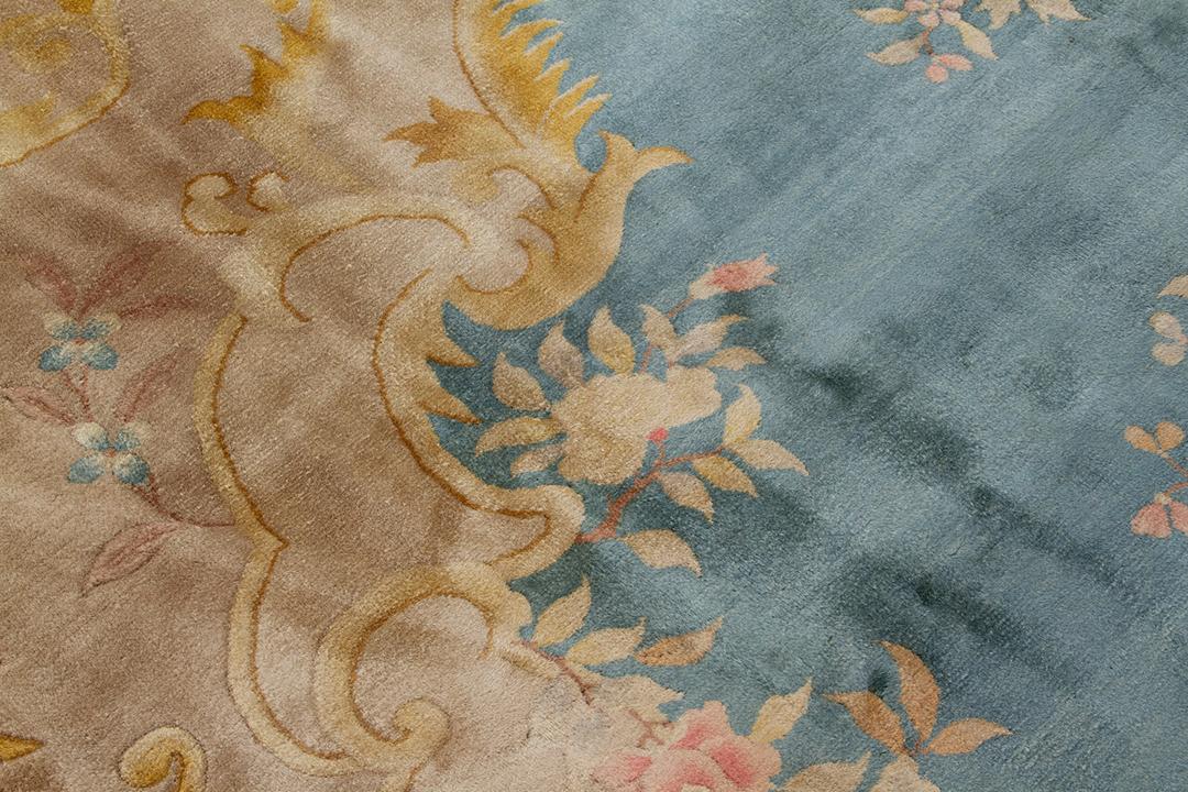 Antiek Chinees handgeknoopt kleed met bloemmotieven in blauwe en beige tinten
