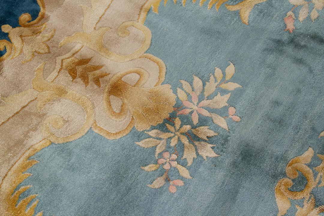 Antiek Chinees handgeknoopt kleed met bloemmotieven in blauwe en beige tinten