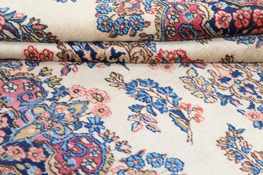 Antikt Kerman-tæppe med indviklede blomstermønstre i beige, røde og blå nuancer