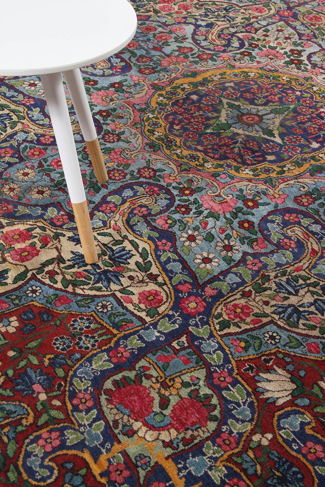 Handgeknoopt tapijt uit het Midden-Oosten in rood en blauw met bloemenmedaillonpatroon