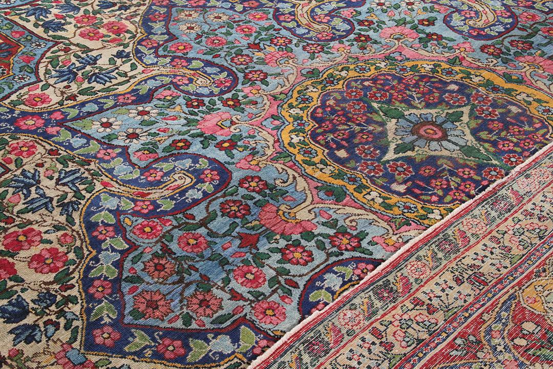 Handgeknoopt tapijt uit het Midden-Oosten in rood en blauw met bloemenmedaillonpatroon