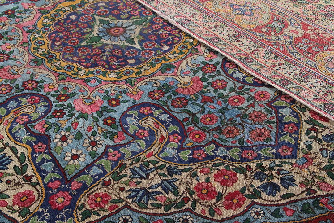 Handgeknoopt tapijt uit het Midden-Oosten in rood en blauw met bloemenmedaillonpatroon