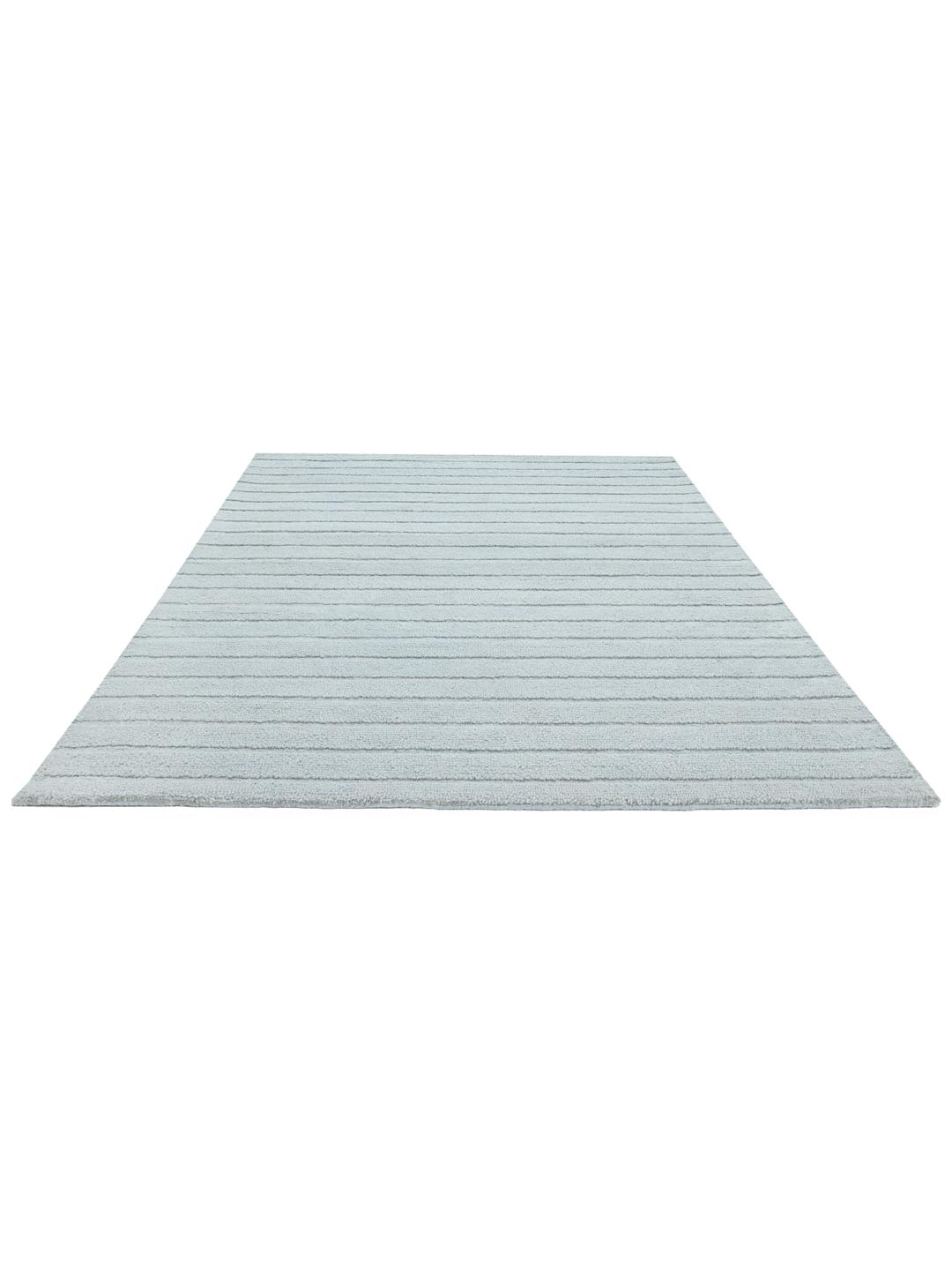 Een gestructureerd blauw vloerkleed met een gestreepte textuur van hoge en lage pool.