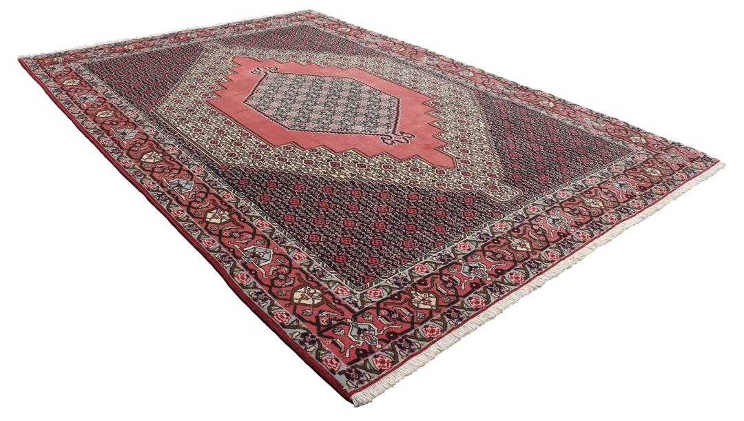 Een uniek handgeknoopt Senneh-tapijt uit het Midden-Oosten in donkerrood en beige.
