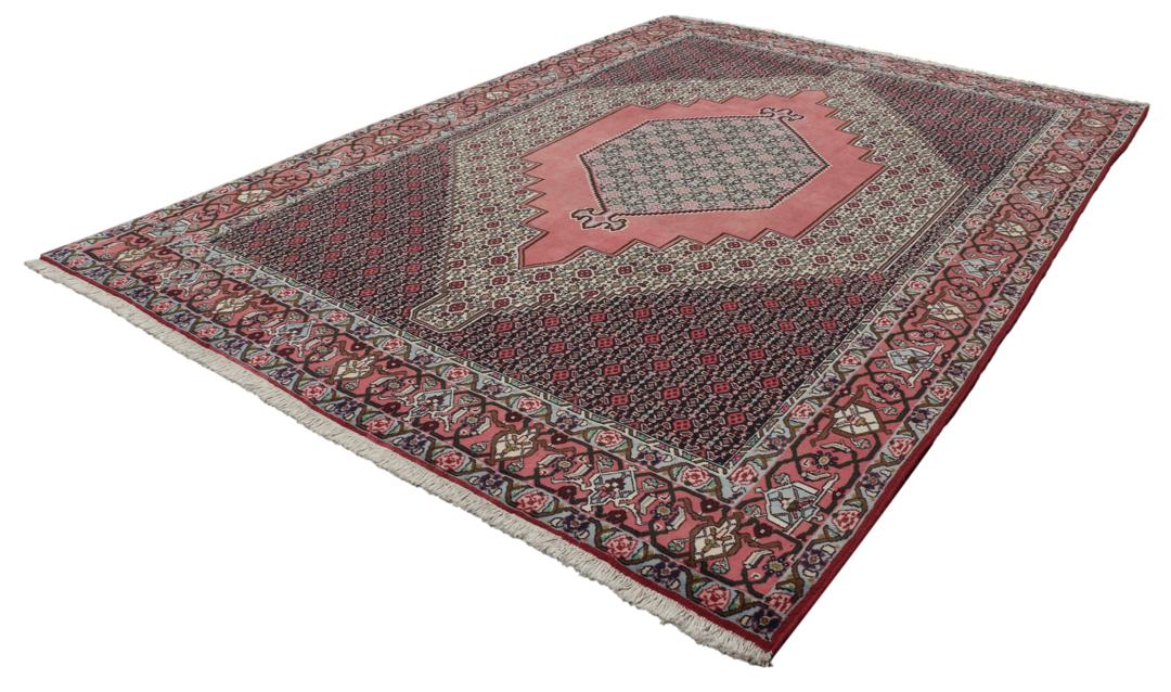 Een uniek handgeknoopt Senneh-tapijt uit het Midden-Oosten in donkerrood en beige.