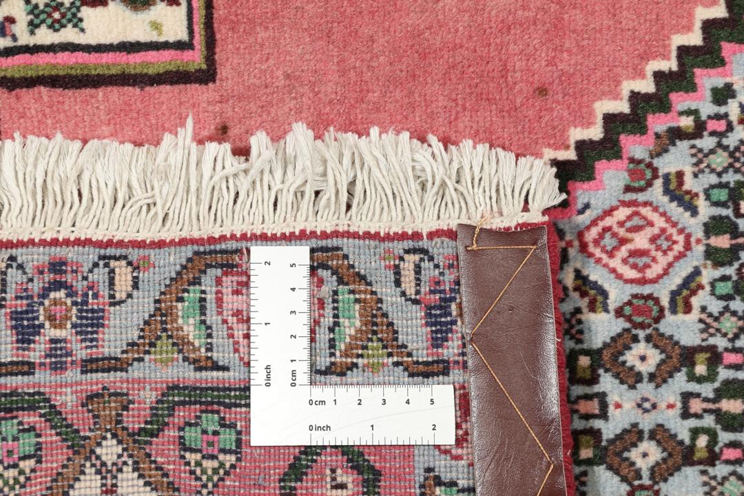Een uniek handgeknoopt Senneh-tapijt uit het Midden-Oosten in donkerrood en beige.