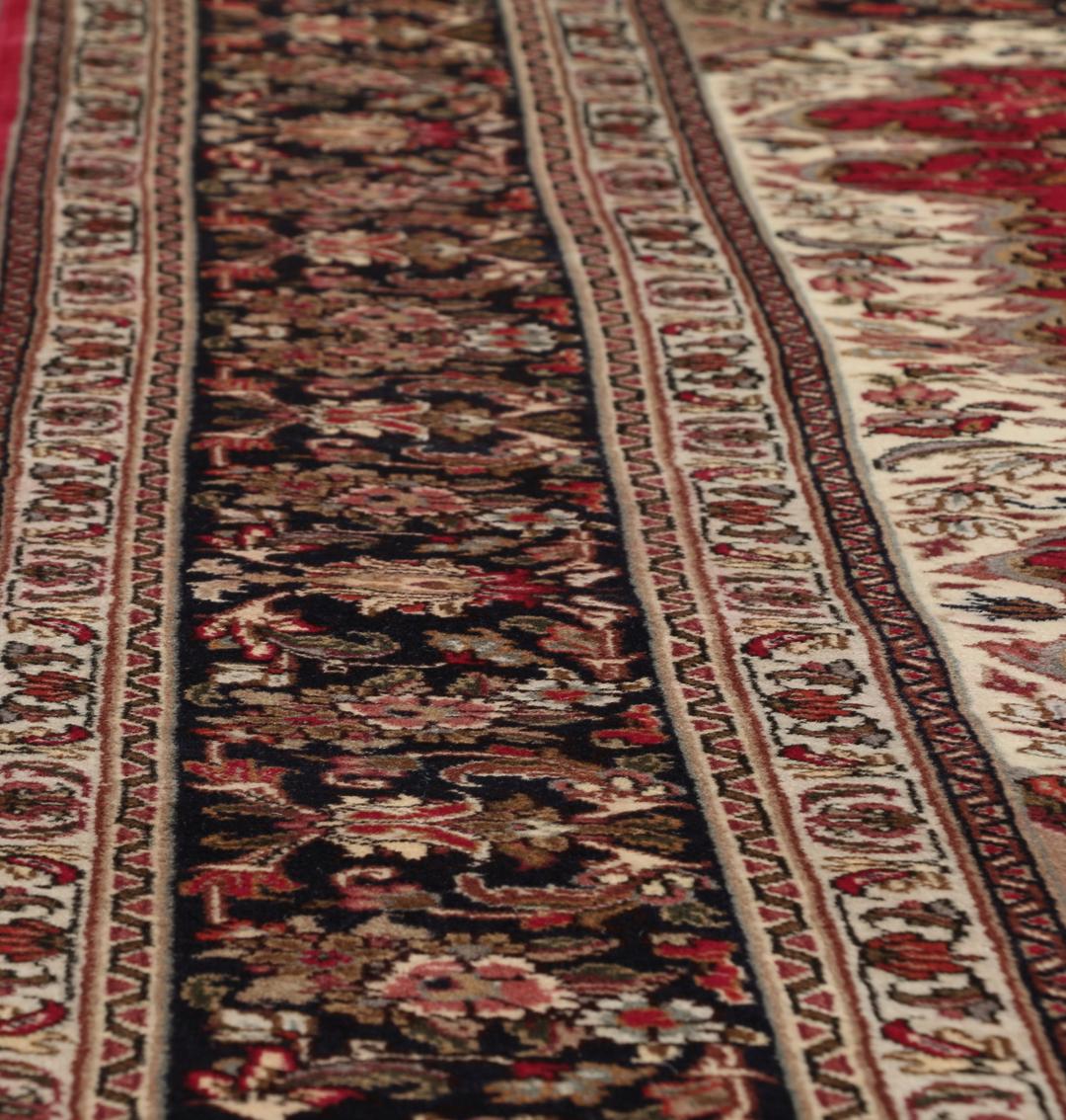 Handgeknoopt Tabriz vloerkleed uit het Midden-Oosten in donkerrood en zwart