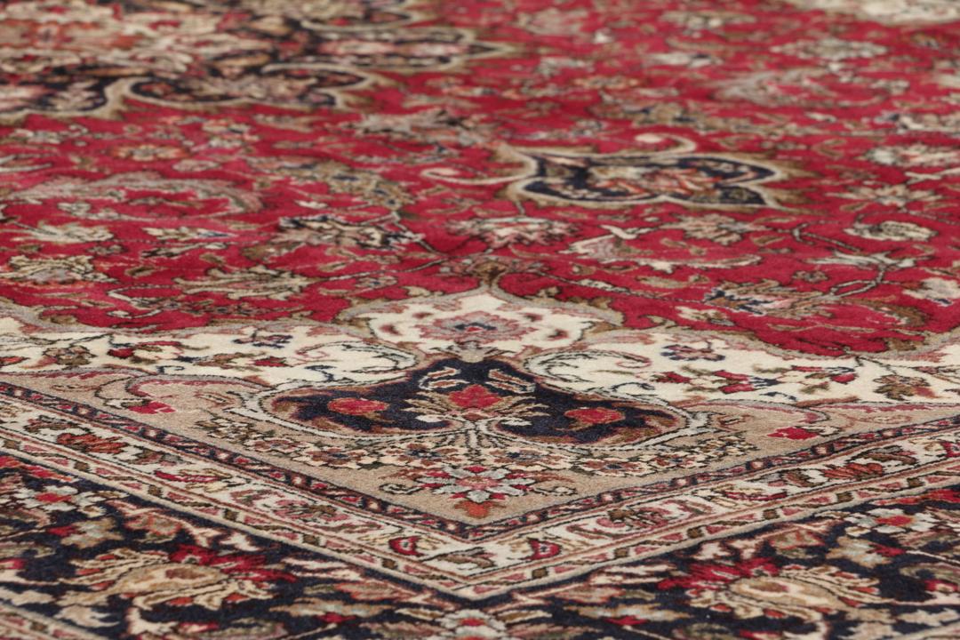 Handgeknoopt Tabriz vloerkleed uit het Midden-Oosten in donkerrood en zwart