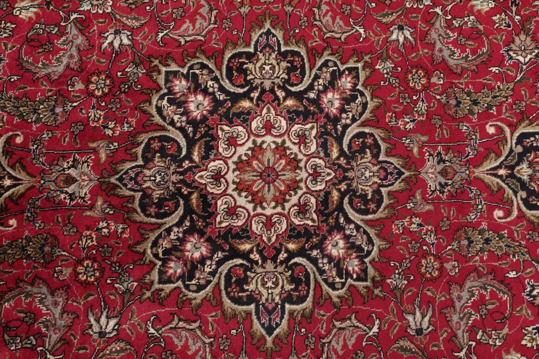 Handgeknoopt Tabriz vloerkleed uit het Midden-Oosten in donkerrood en zwart