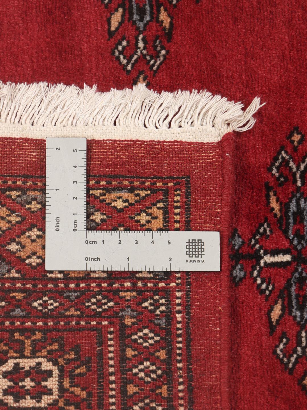 Ręcznie wiązany chodnik Pakistan Bokhara w kolorze głębokiej czerwieni ze skomplikowanymi geometrycznymi wzorami