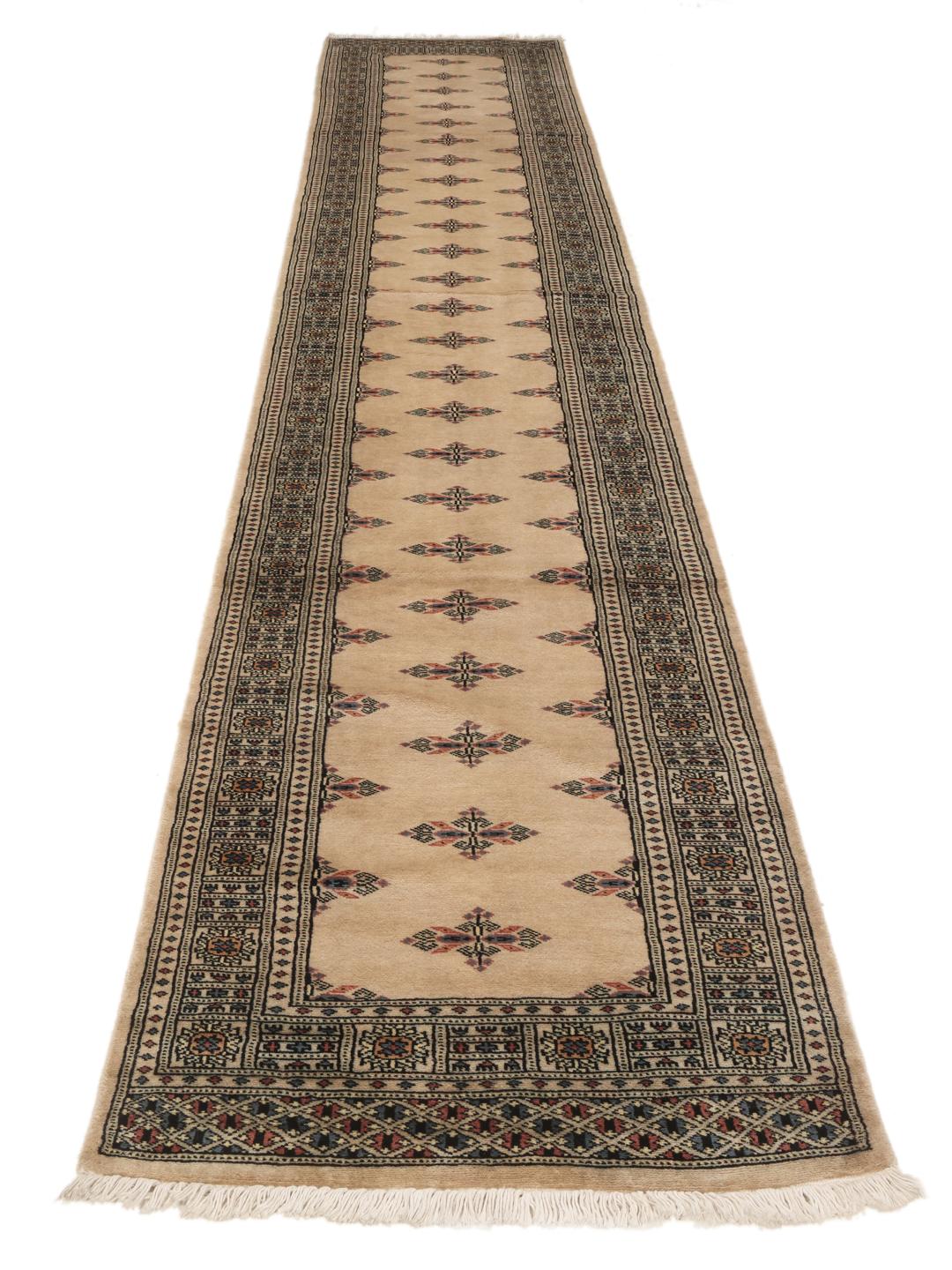 Handgeknoopt Pakistan Bokhara loper tapijt in beige met traditionele patronen