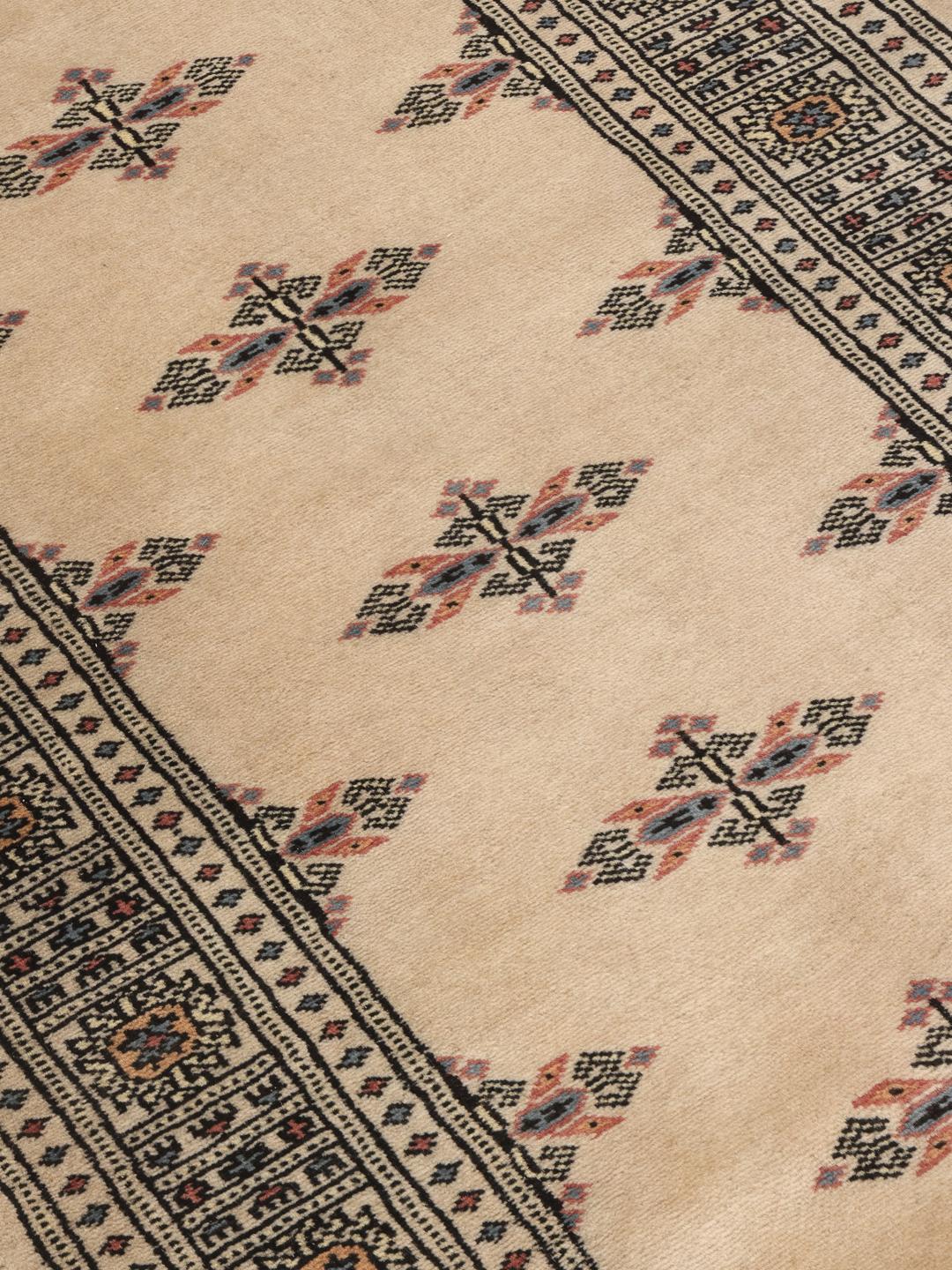 Handgeknoopt Pakistan Bokhara loper tapijt in beige met traditionele patronen