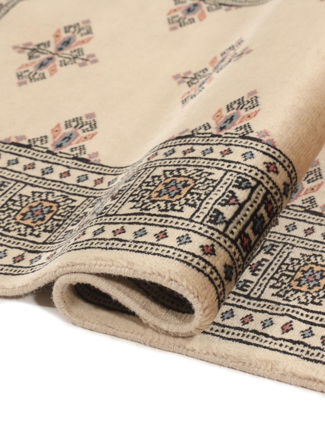 Handgeknoopt Pakistan Bokhara loper tapijt in beige met traditionele patronen
