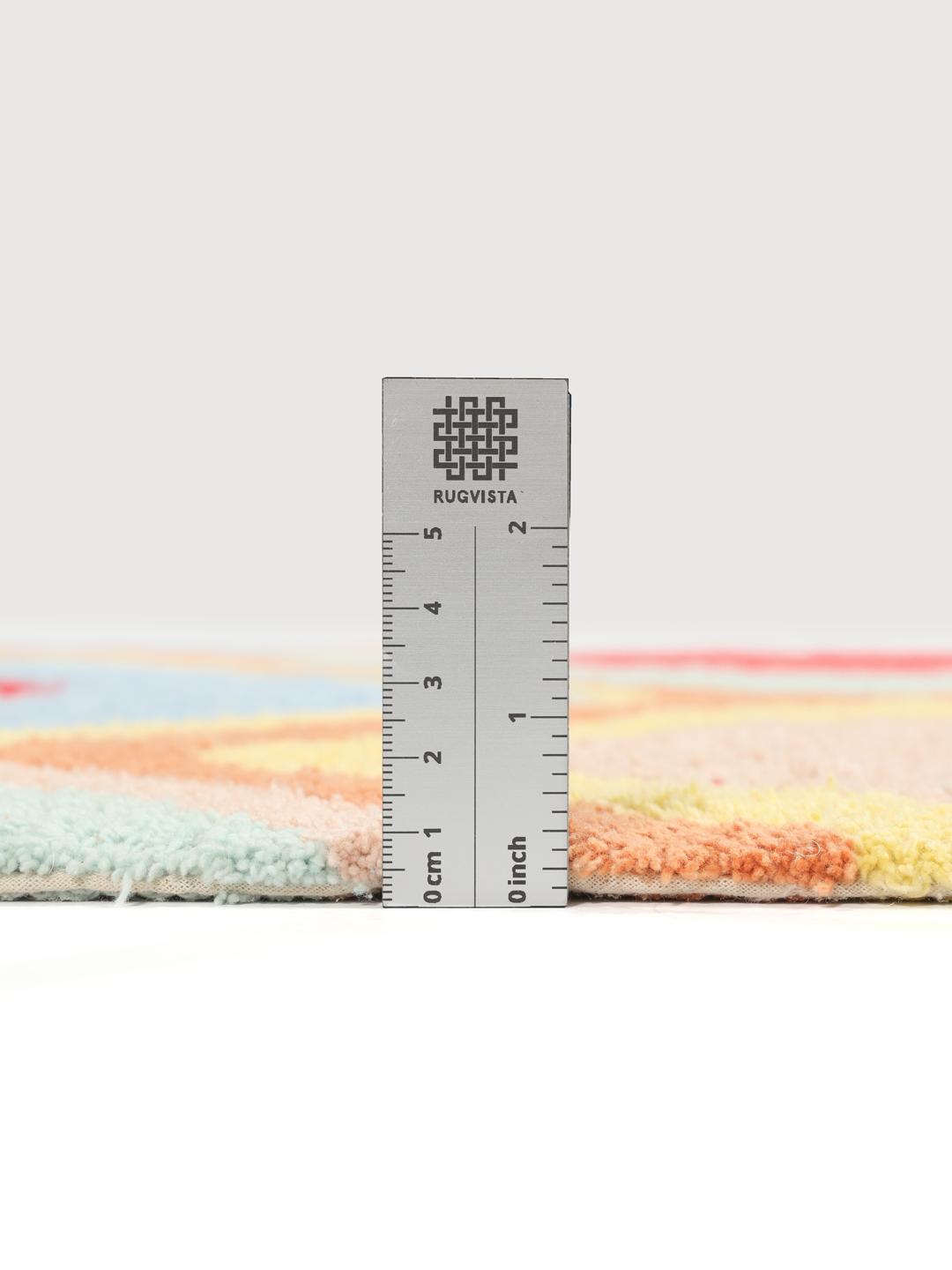 Een kleurrijke geometrische badmat met kwastjes aan de hoeken