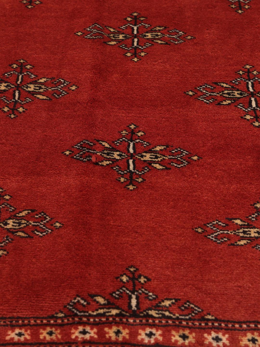 Handgeknoopt rood Pakistan Bokhara tapijt met traditionele motieven