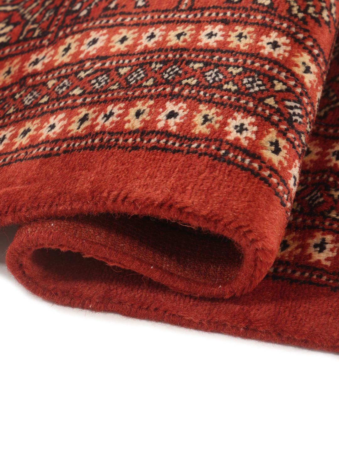 Handgeknoopt rood Pakistan Bokhara tapijt met traditionele motieven