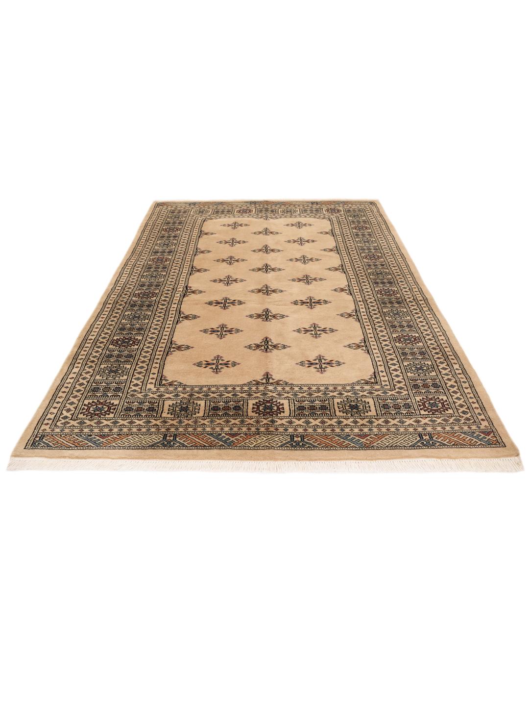Håndknyttet beige Pakistan Bokhara-tæppe med traditionelle geometriske motiver