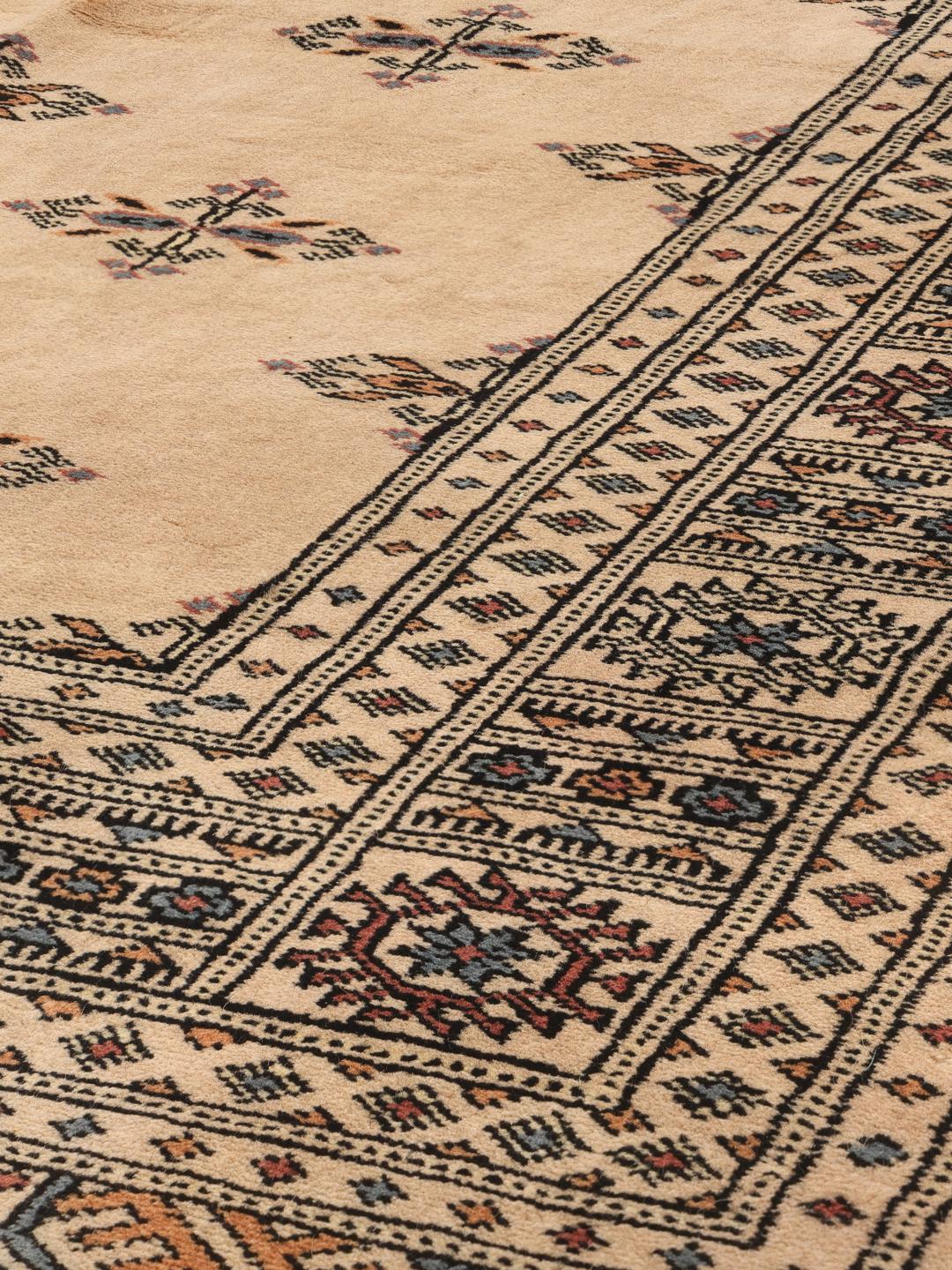 Håndknyttet beige Pakistan Bokhara-tæppe med traditionelle geometriske motiver