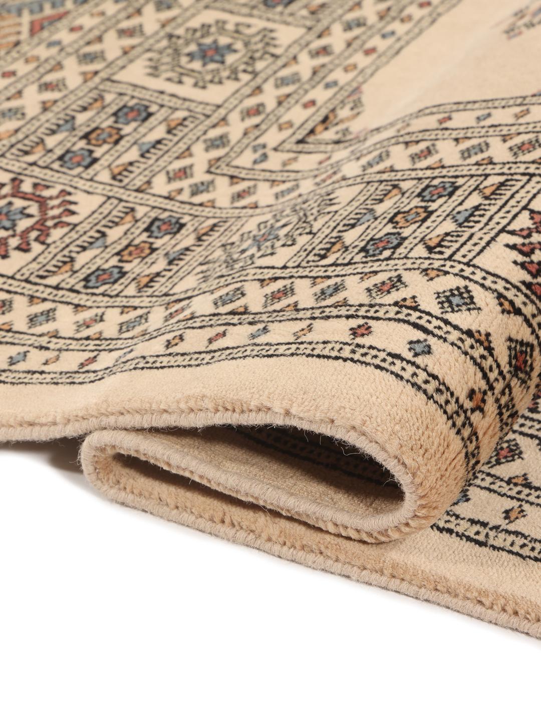 Håndknyttet beige Pakistan Bokhara-tæppe med traditionelle geometriske motiver