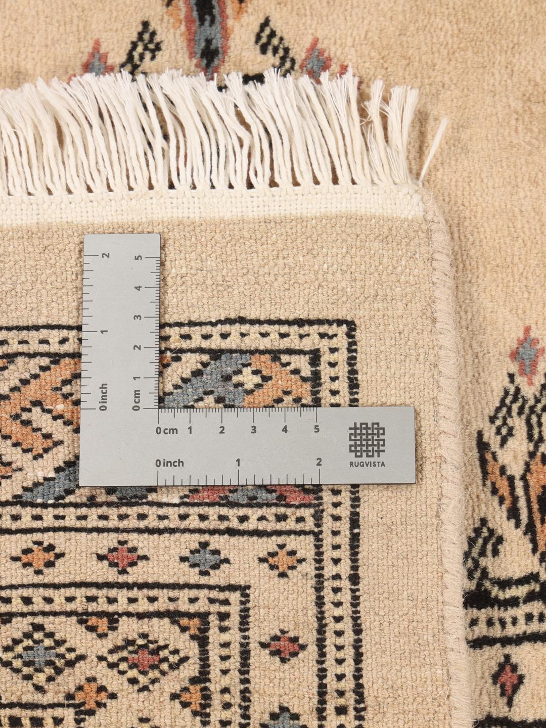 Håndknyttet beige Pakistan Bokhara-tæppe med traditionelle geometriske motiver