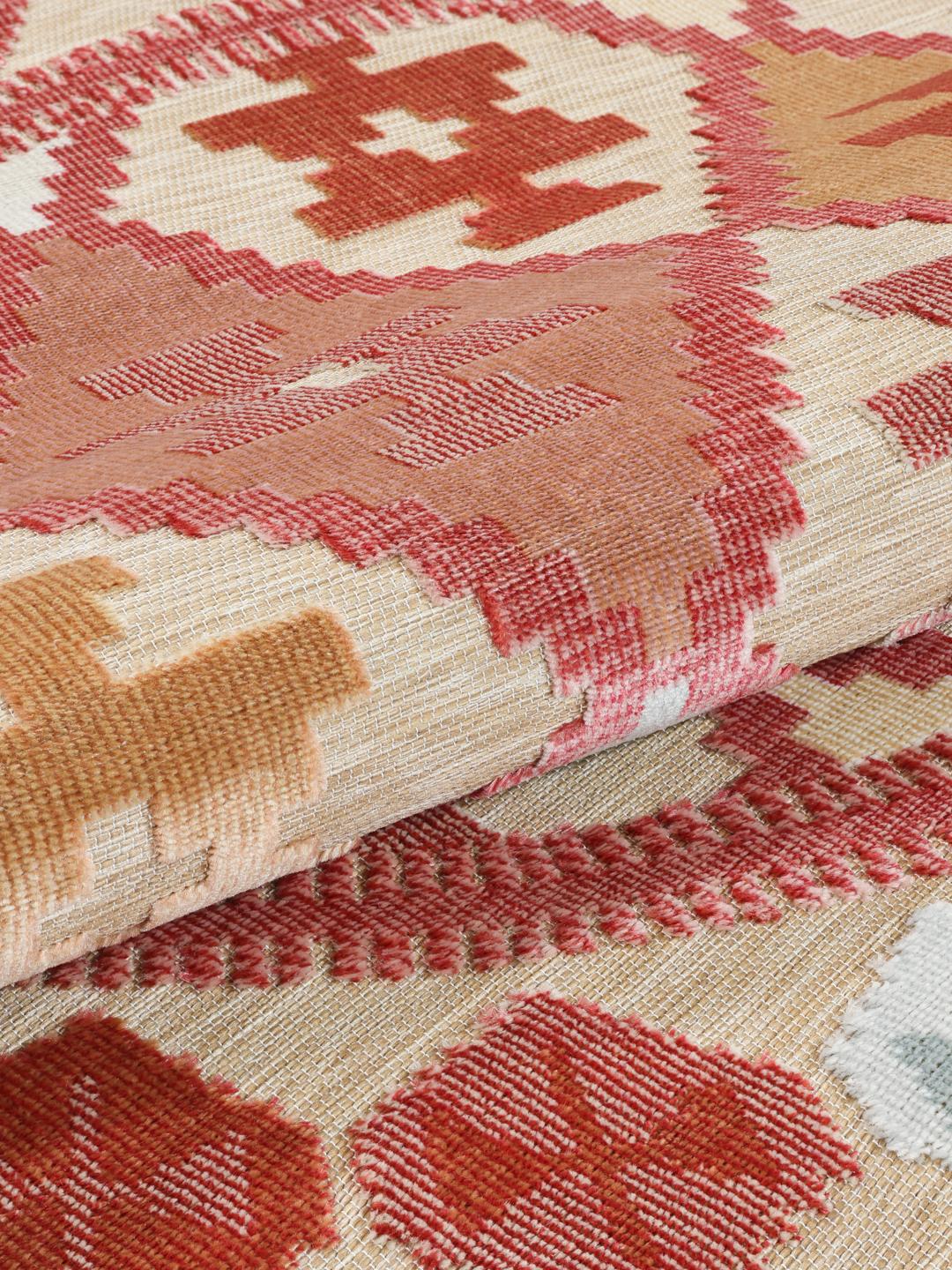 Rond vloerkleed met een beige en meerkleurig patroon geïnspireerd op kilims