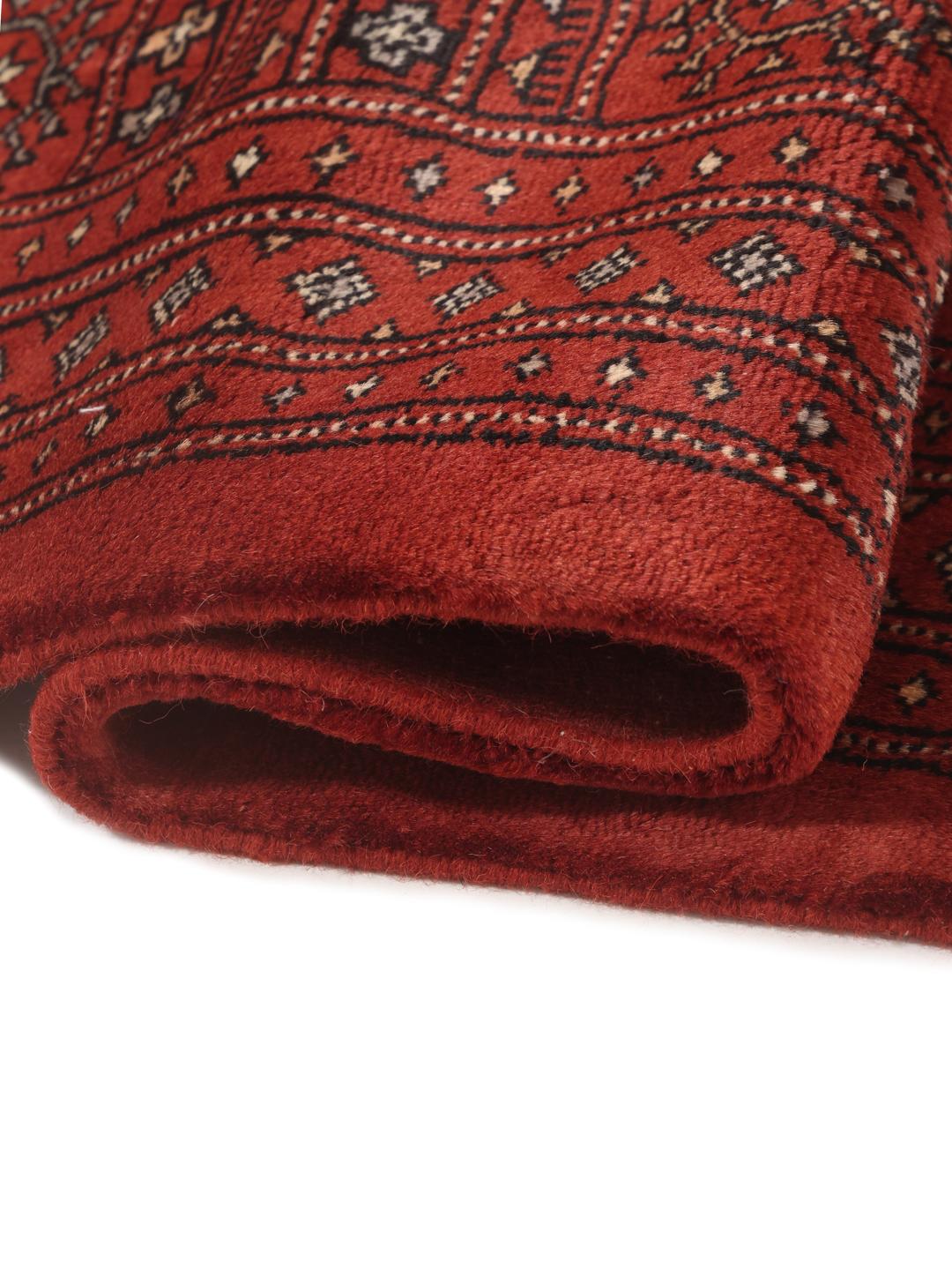 Håndknyttet Pakistan Bokhara 3ply-tæppe i rige røde nuancer med gentagne geometriske motiver.