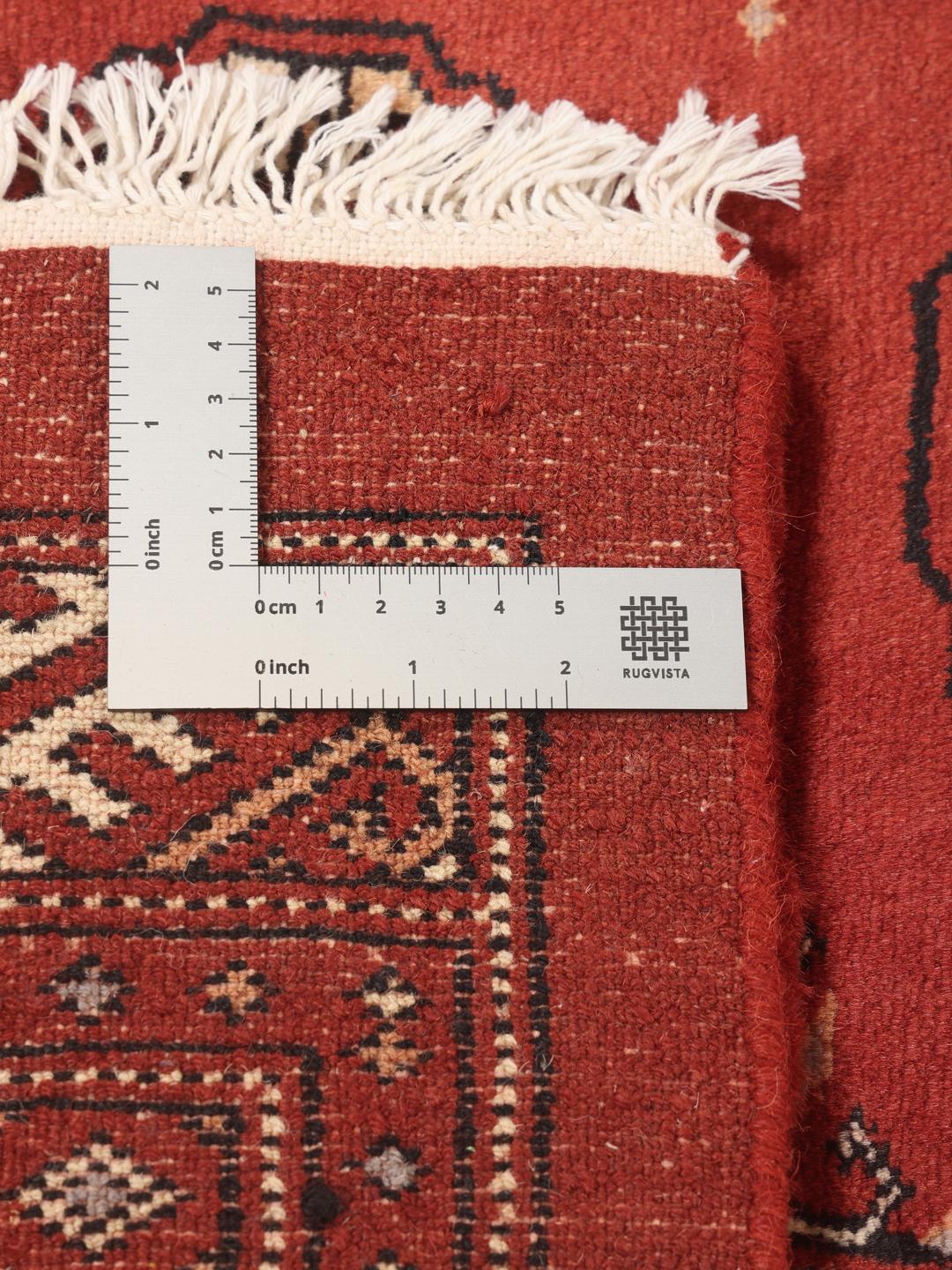 Håndknyttet Pakistan Bokhara 3ply-tæppe i rige røde nuancer med gentagne geometriske motiver.