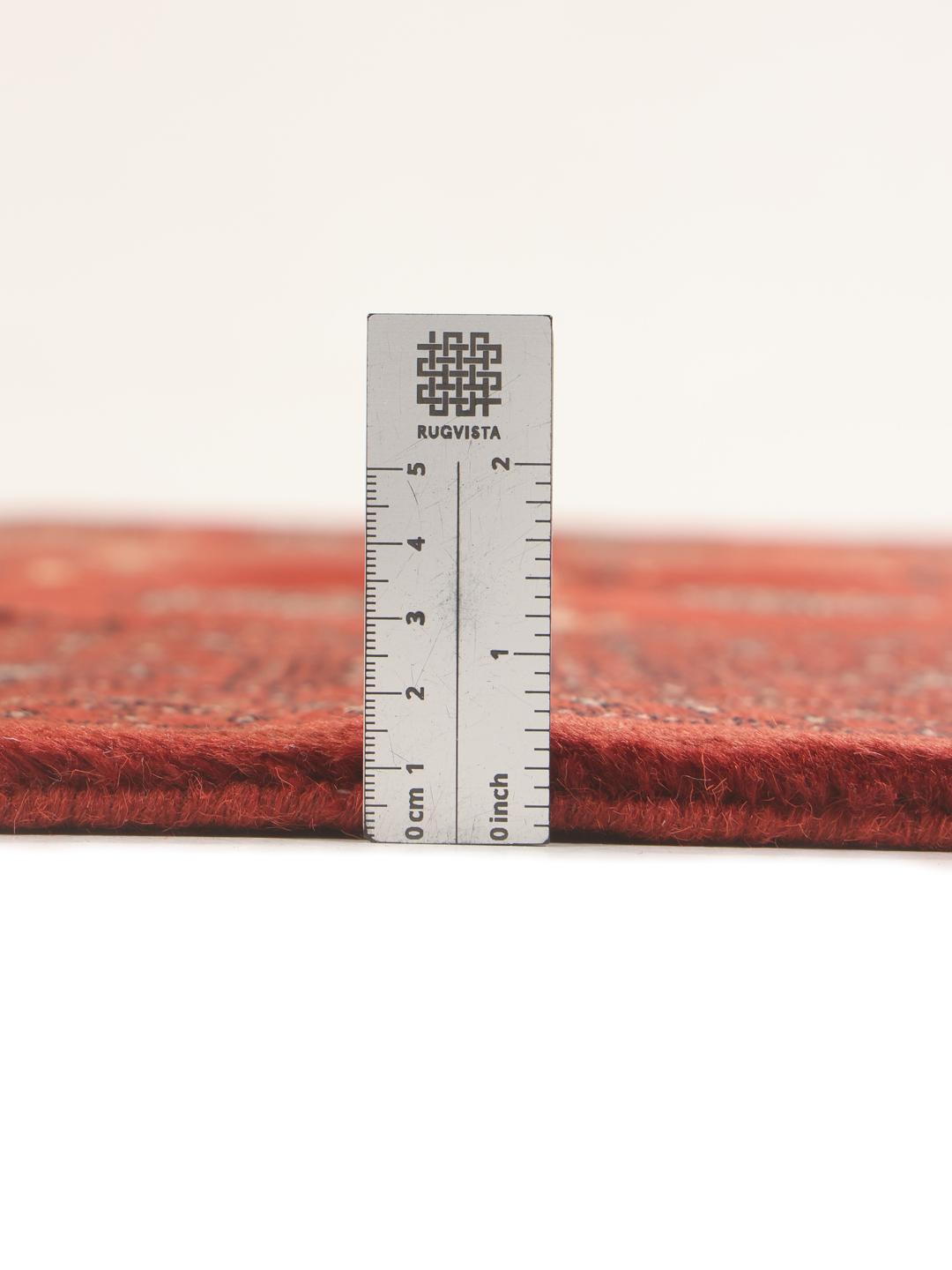 Håndknyttet Pakistan Bokhara 3ply-tæppe i rige røde nuancer med gentagne geometriske motiver.