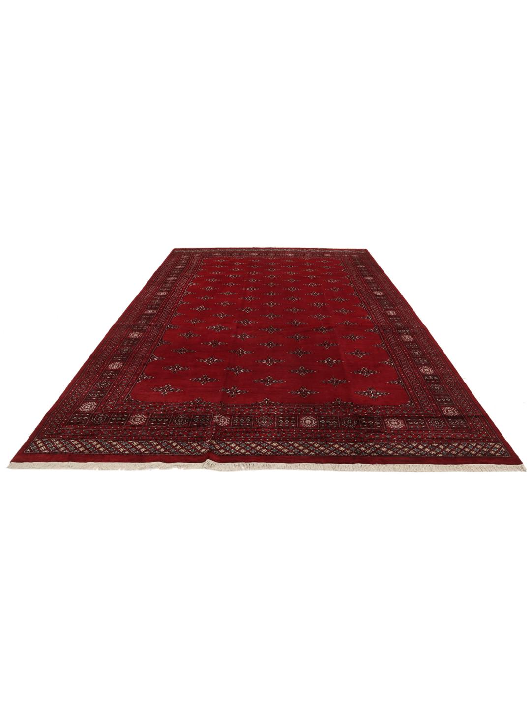 Een handgeknoopt Pakistan Bokhara-tapijt in dieprood met traditionele geometrische motieven.