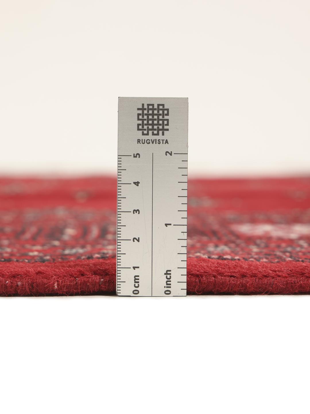 Een handgeknoopt Pakistan Bokhara-tapijt in dieprood met traditionele geometrische motieven.