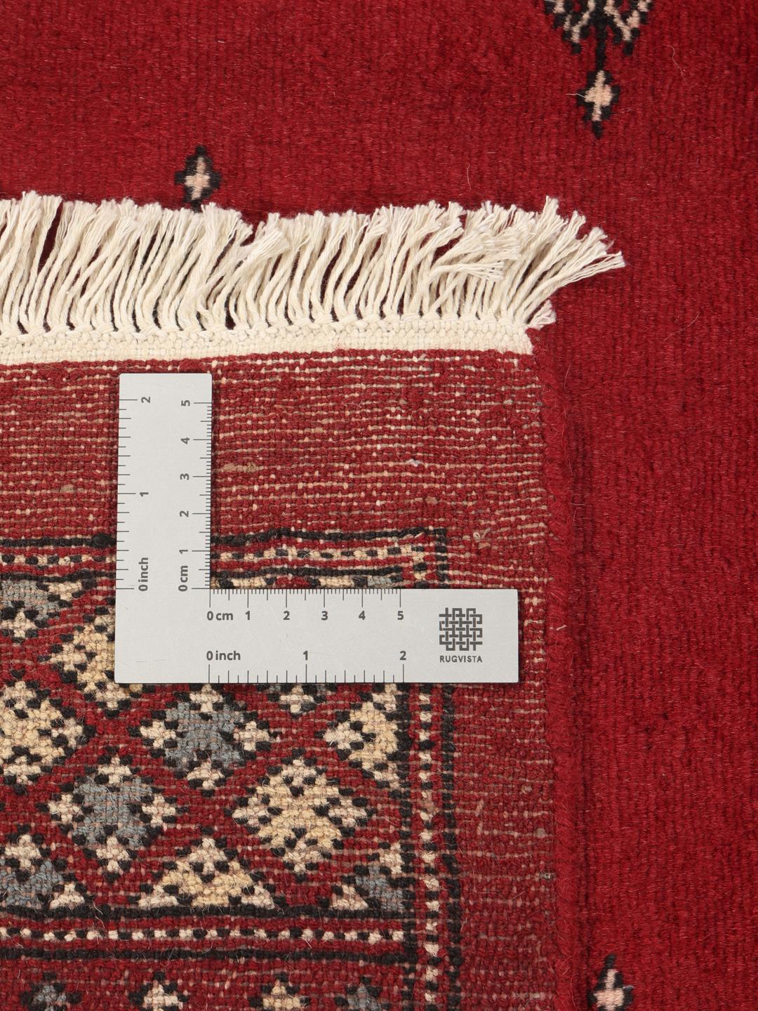 Een handgeknoopt Pakistan Bokhara-tapijt in dieprood met traditionele geometrische motieven.