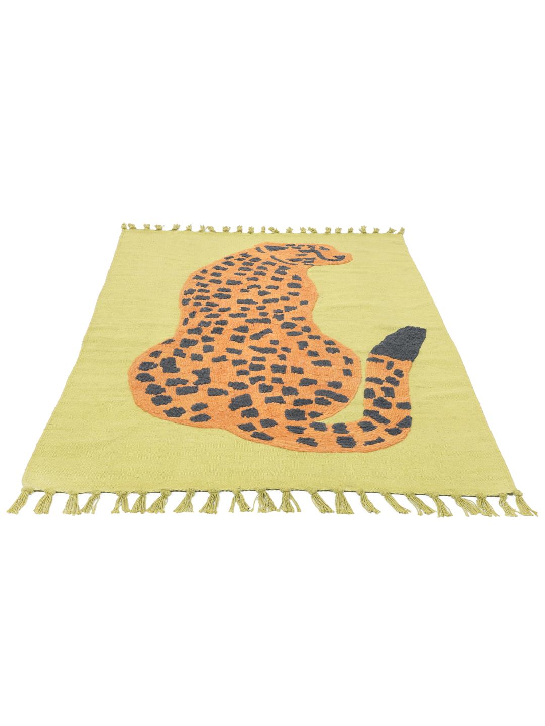Handgeweven lichtgroen en oranje vloerkleed met een speels luipaardmotief en franjes