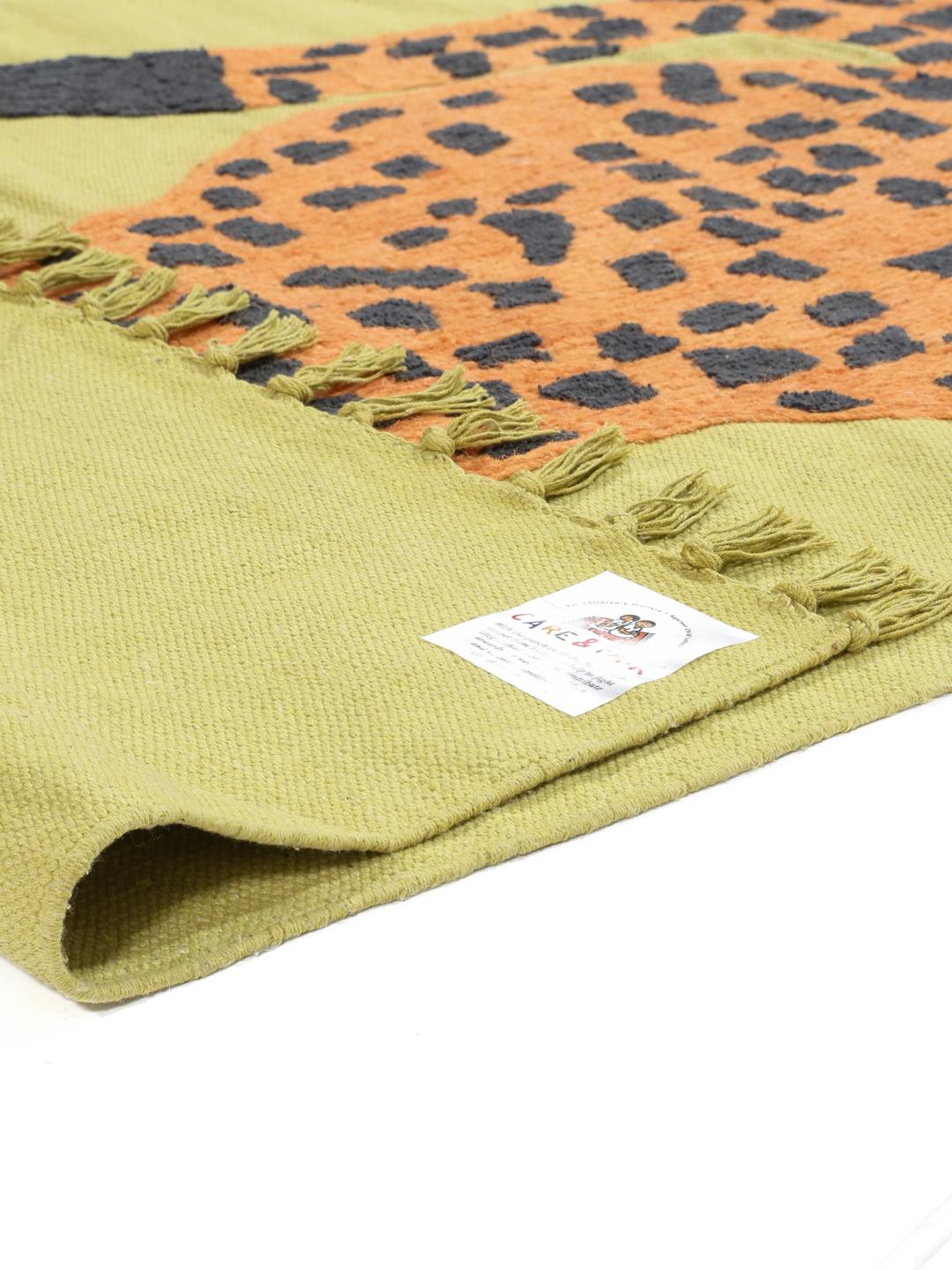 Handgeweven lichtgroen en oranje vloerkleed met een speels luipaardmotief en franjes