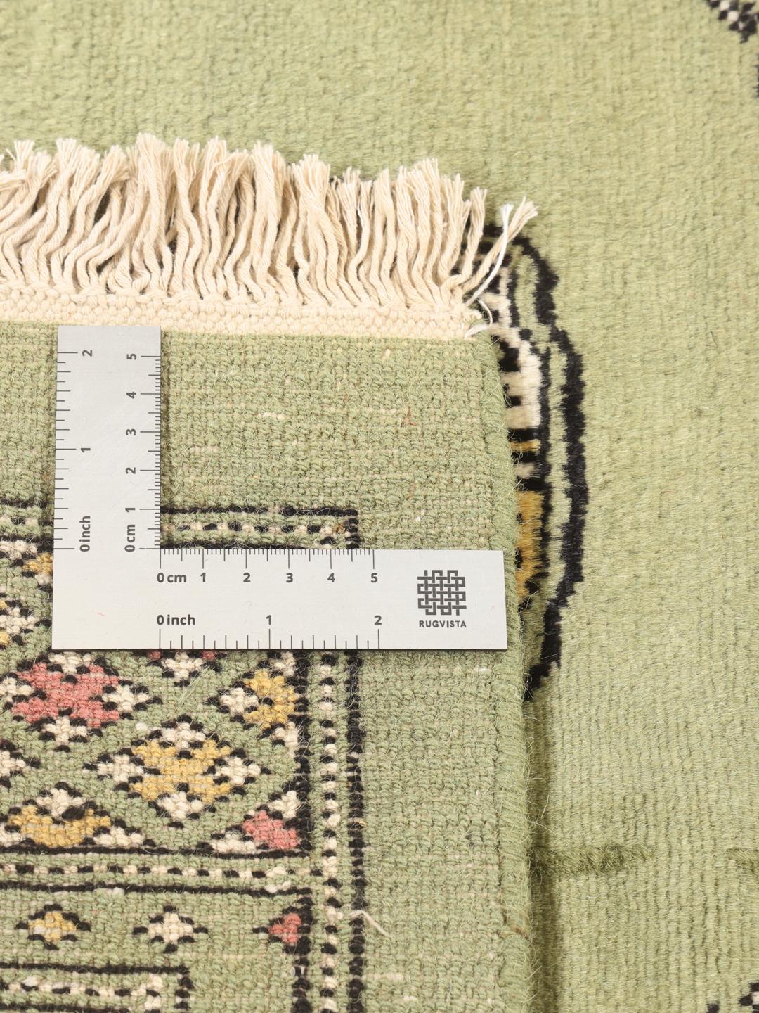 Vierkant Pakistan Bokhara tapijt met een groen veld en geometrische motieven