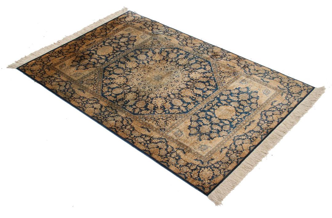 Een luxueus handgeknoopt Qum zijden tapijt uit het Midden-Oosten met blauwe en beige bloemmotieven.