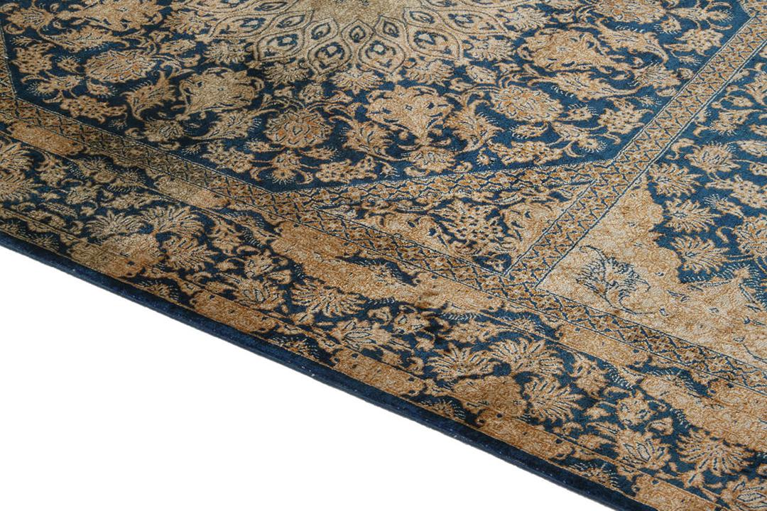 Een luxueus handgeknoopt Qum zijden tapijt uit het Midden-Oosten met blauwe en beige bloemmotieven.