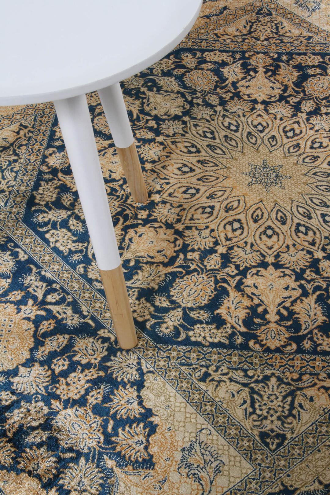Een luxueus handgeknoopt Qum zijden tapijt uit het Midden-Oosten met blauwe en beige bloemmotieven.