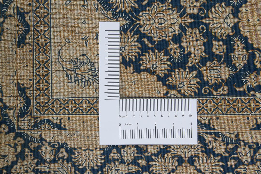Een luxueus handgeknoopt Qum zijden tapijt uit het Midden-Oosten met blauwe en beige bloemmotieven.
