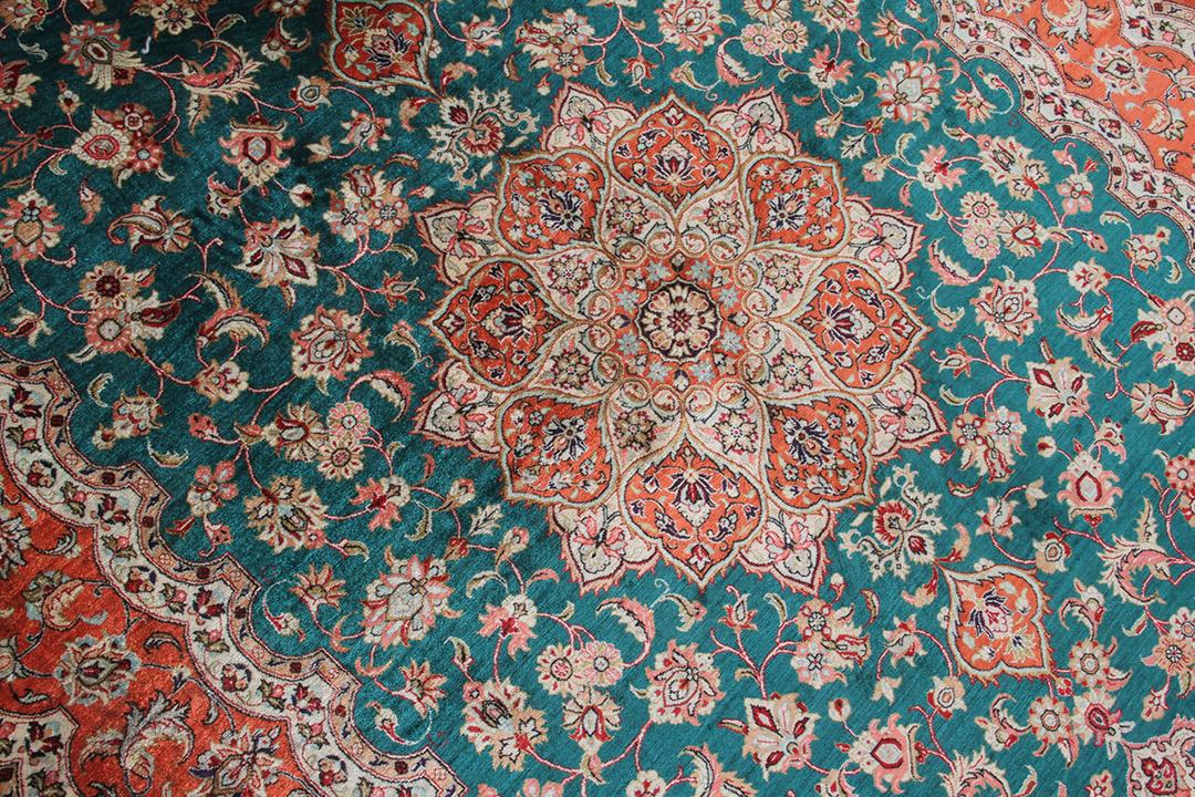 Handgeknoopt Qum zijden tapijt met ingewikkelde bloemmotieven in multicolor uit het Midden-Oosten
