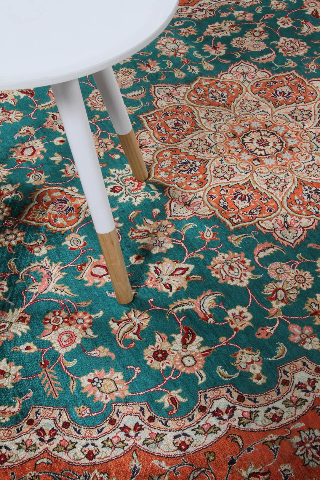 Handgeknoopt Qum zijden tapijt met ingewikkelde bloemmotieven in multicolor uit het Midden-Oosten