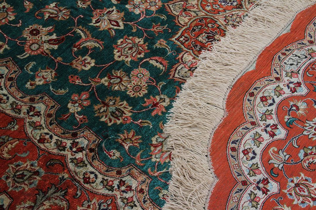 Handgeknoopt Qum zijden tapijt met ingewikkelde bloemmotieven in multicolor uit het Midden-Oosten
