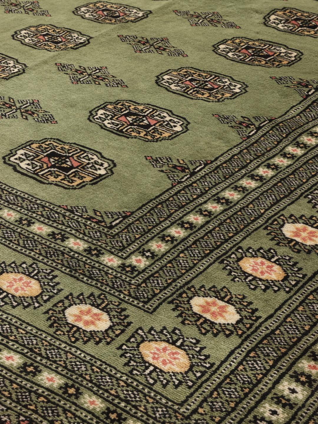 Handgeknoopt groen Pakistan Bokhara tapijt met herhalende geometrische motieven