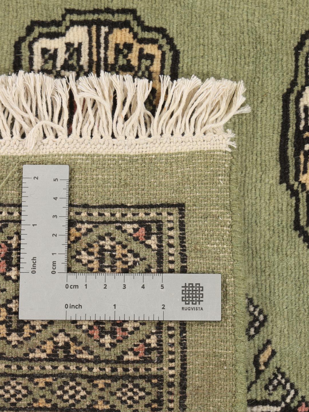 Handgeknoopt groen Pakistan Bokhara tapijt met herhalende geometrische motieven