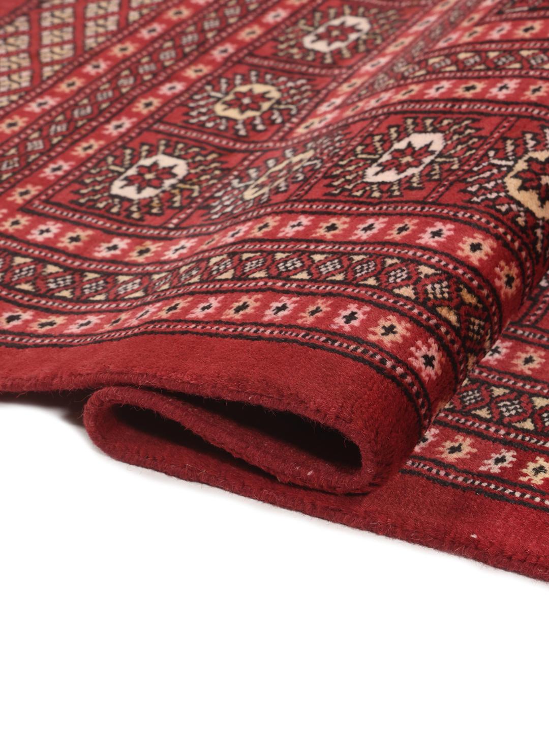 Handgeknoopt vierkant wollen tapijt uit Pakistan in een rijke rode kleur